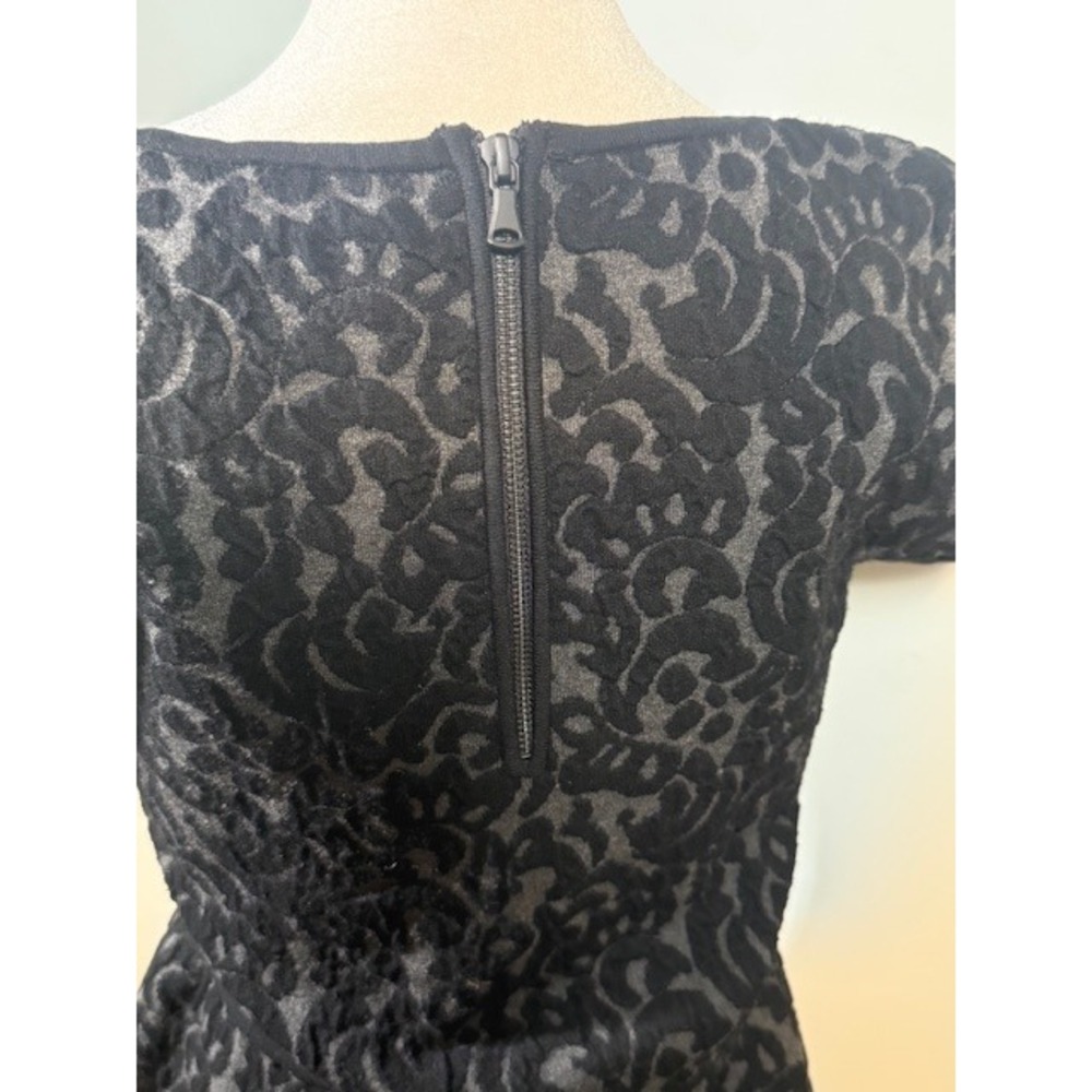 Milly Burnout Velvet Fit Flare Dress Size L Scrollwork Cap Sleeve Black Gray - Picture 6 of 9